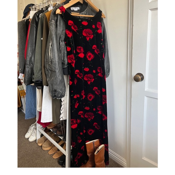 Dresses & Skirts - Women’s 90s velvet velour floral black red dress size M
